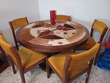 Tavolo tondo con sei sedie