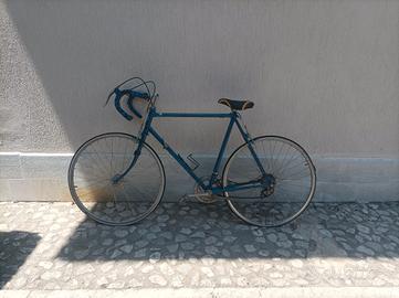 Bici da corsa storica Bianchi blu.