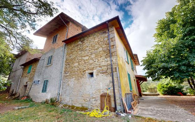 CASA UNIFAMILIARE CON GIARDINO E AMPIO TERRENO A C