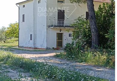 Casa indipendente suddivisa in tre appartamenti