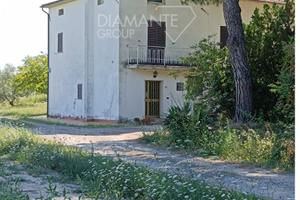 Casa indipendente suddivisa in tre appartamenti