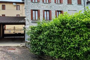 Casa con posto auto coperto in centro a Barcis PN