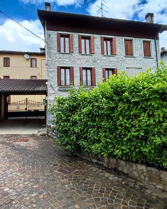 Casa con posto auto coperto in centro a Barcis PN