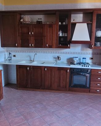 cucina componibile con vetrina e due divani