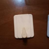 ganci adesivi 