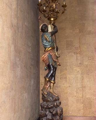 Antico moro veneziano con candelabro funzionante