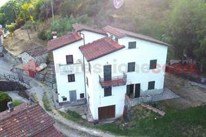 Villa bifamiliare Bagni di Lucca [UM136GBVRG]