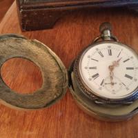 Orologio in argento con struttura in legno