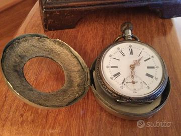 Orologio in argento con struttura in legno