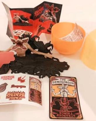 Sorpresa Kinder Stranger Things ( porta cellulare)