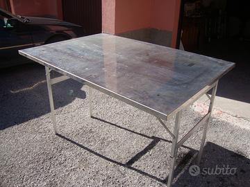 Ombrellone e tavoli acciaio