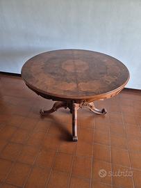 Tavolo da sala completo di sedie