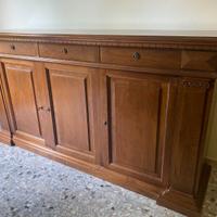Credenza in noce con sportelli e cassetti