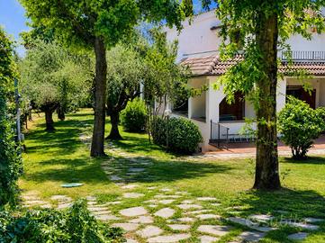 Villa di 300 m² con più di 5 locali e box auto a G