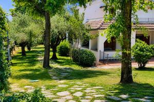 Villa di 300 m² con più di 5 locali e box auto a G