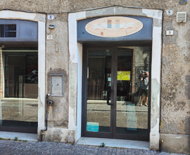 Locale con servizi igienici