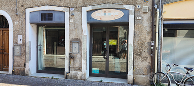 Locale con servizi igienici