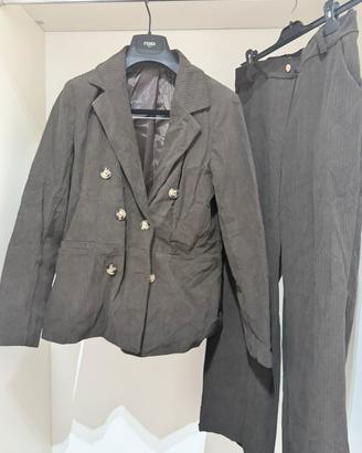 Completo giacca e pantaloni marrone, taglia M