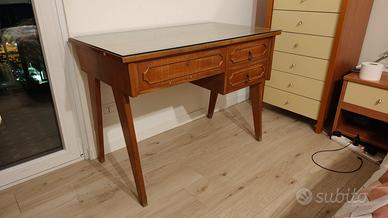 scrivania di legno