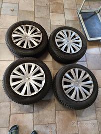 Gomme Auto Toyo 4 stagioni 215/55 R16 con cerchi 