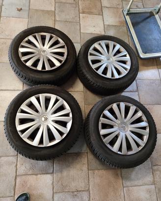 Gomme Auto Toyo 4 stagioni 215/55 R16 con cerchi 