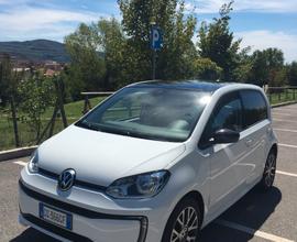 E-up Volkswagen elettrica black white 2.000 KM