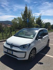 E-up Volkswagen elettrica black white 2.000 KM