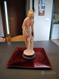 Scultura  Afrodite in resina, firmata A. Santini