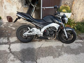 Suzuki gsr 600