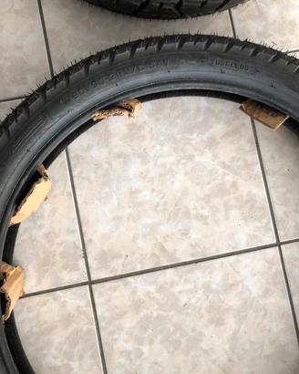2 pneumatici nuovi per moto.