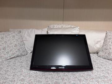 TV Monitor 24” Samsung con staffa a muro