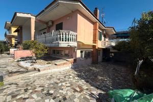 Quadrilocale con doppi accessori e box auto