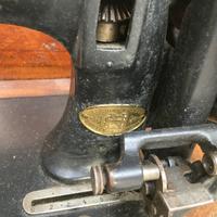 Antica macchina da cucire a manovella