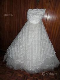 Abito da sposa in tulle grigio perla