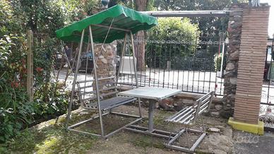 Dondoli da giardino compresi di tavolo e panchina 