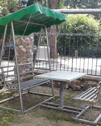 Dondoli da giardino compresi di tavolo e panchina 
