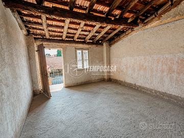 Rustico sottotetto in corte senza spese in centro