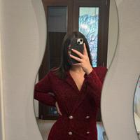 vestito rosso con bottoni