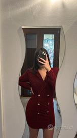 vestito rosso con bottoni