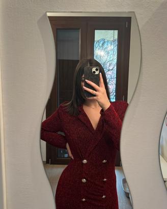 vestito rosso con bottoni