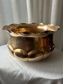 Porta vaso in ottone martellato, vintage, nuovo.