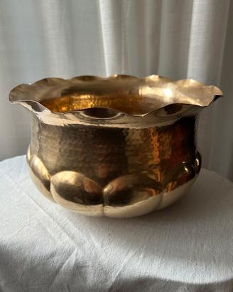 Porta vaso in ottone martellato, vintage, nuovo.