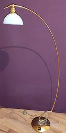 Lampada da terra in oro con vetro a mezza sfera