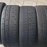 Gomme Pirelli da competizione.