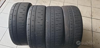 Gomme Pirelli da competizione.