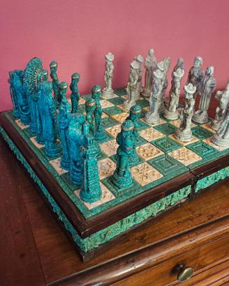 Scacchiera in malachite, legno e pietra bianca