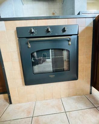 Forno elettrico colore nero HOTPOINT 73 L.