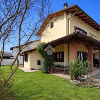 VILLA A SCHIERA A LOZZOLO
