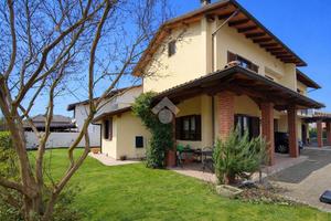 VILLA A SCHIERA A LOZZOLO