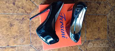 tacchi alti Nero Lucido profilo rosso